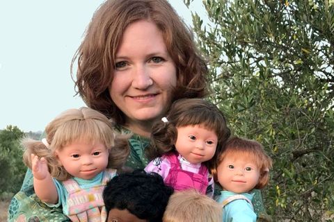 Victoria Sömer mit ihren Puppen mit Down-Syndrom
