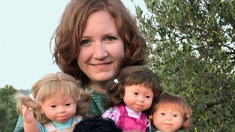 Victoria Sömer mit ihren Puppen mit Down-Syndrom