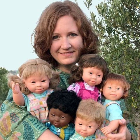 Victoria Sömer mit ihren Puppen mit Down-Syndrom