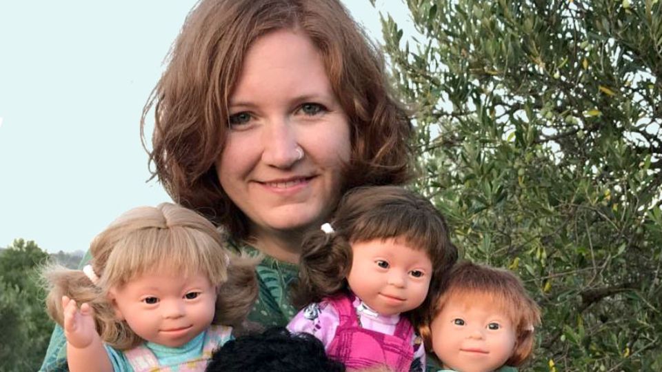 Victoria Sömer mit ihren Puppen mit Down-Syndrom