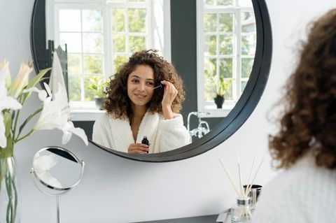 Ein Vitamin C Serum hat eine antioxidative Wirkung und kann das Kollagengerüst der Haut schützen.