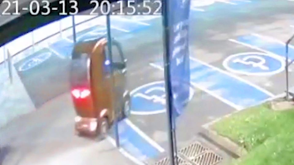 Run away at the speed of a snail: a thief steals an electric car at 16 km/h