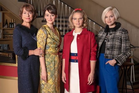 "Ku'damm 63" ist eine logische Fortsetzung der bisherigen Reihe, die viele Stärken der Vorgängerfilme weiterführt: Der Fokus liegt auf starken Frauenfiguren, die dem Patriarchat trotzen, die Kulissen sind wie immer makellos und die historischen Zeitläufe sind elegant in den Erzählfluss eingearbeitet. Allerdings beschleicht sich hier und da das Gefühl, dass die Geschichte so mancher Figur auserzählt ist. Dieses Mal mag die Konstellation noch genügend Stoff für drei Neunzigminüter liefern. Doch so langsam geht der "Kudamm"-Saga der Sprit aus. Genießen wir es, solange es noch Spaß macht!  "Ku’damm 63", ab 20. März in der ZDF-Mediathek, die einzelnen Folgen werden am 21., 22., und 24. März jeweils um 20.15 Uhr im ZDF gezeigt.