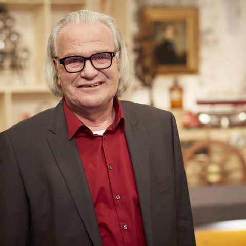Albert Maier steht im Bares für Rares Studio in Pulheim und lächelt in die Kamera