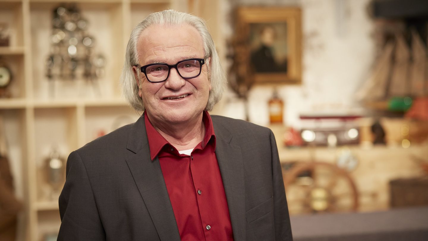 Albert Maier steht im Bares für Rares Studio in Pulheim und lächelt in die Kamera
