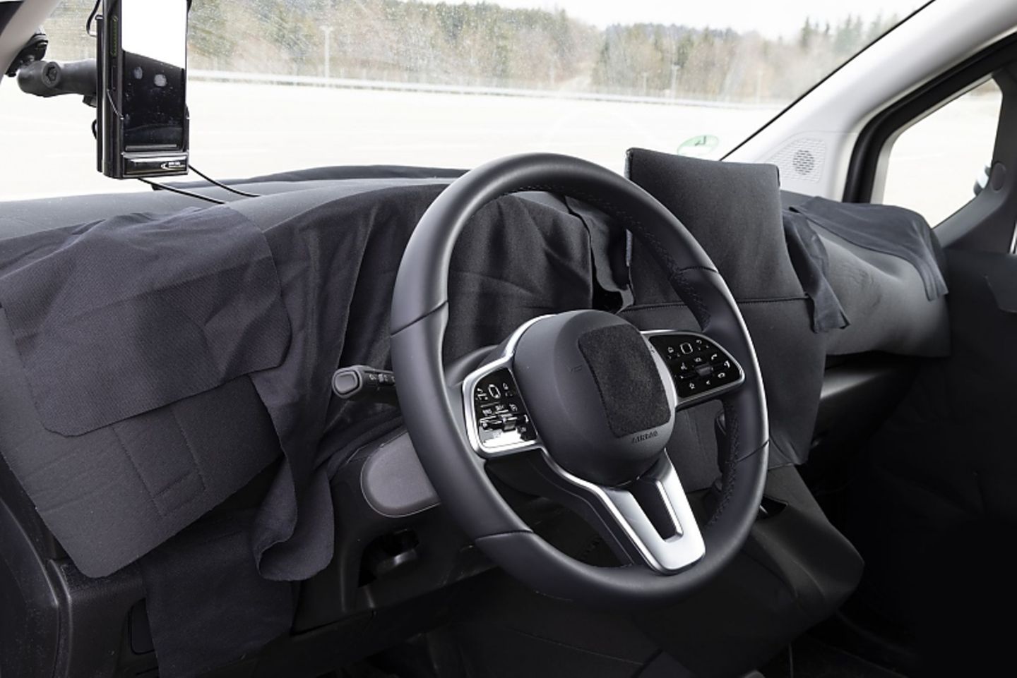 Das Cockpit ist noch verhüllt, aber das tabletartige zentrale Display ist zu erahnen