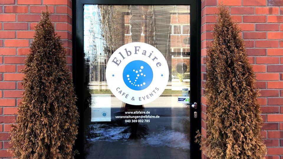 Empfohlende Essenspots : Vegane und vegetarische Speisen, Kaffee und Kuchen aus Fair-Trade-Produkten gibt es im Café Elbfaire. Vegane und vegetarische Speisen, Kaffee und Kuchen aus Fair-Trade-Produkten gibt es im Café Elbfaire.
