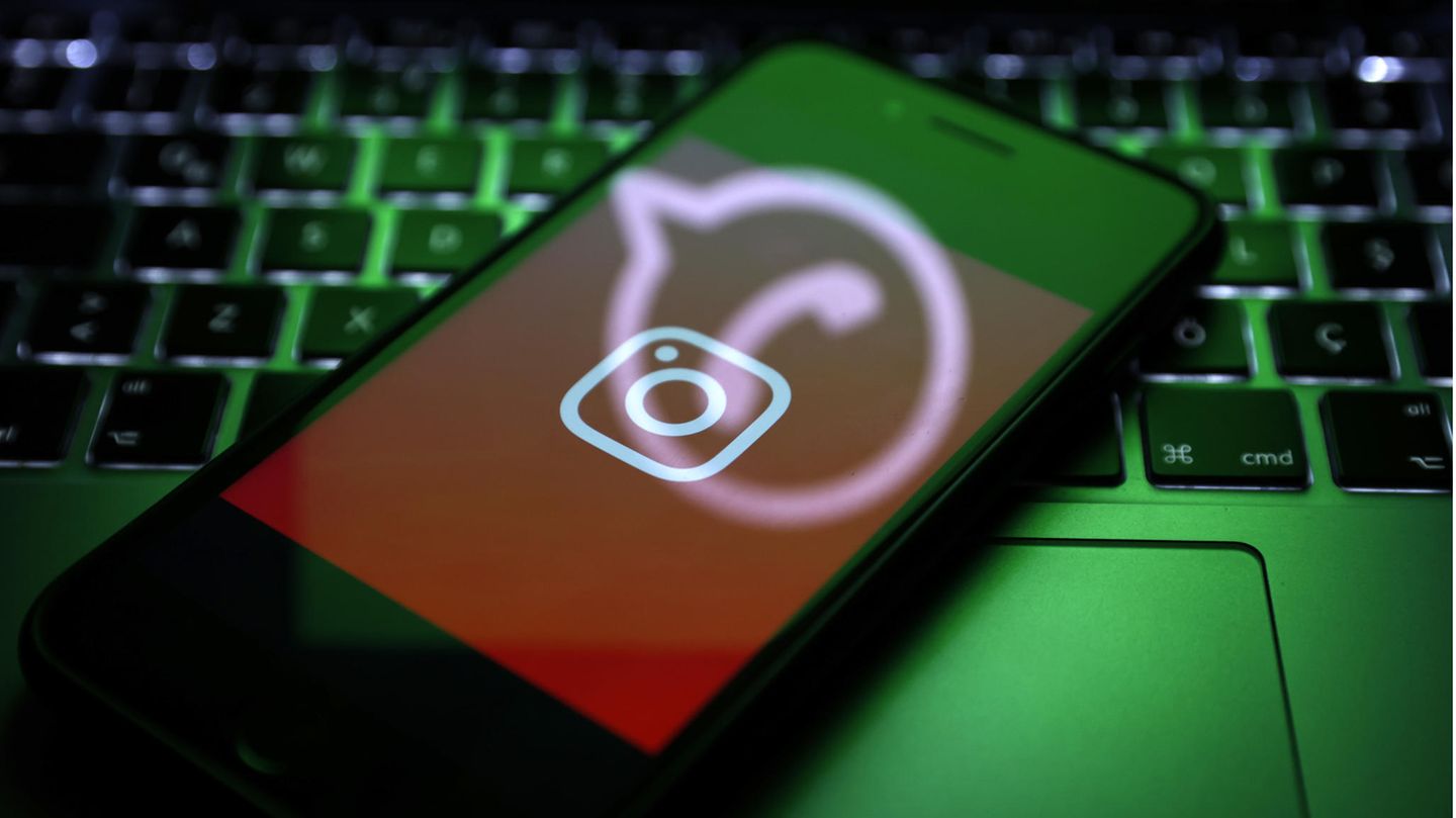 Die Logos von Instagram und Whatsapp auf einem Handy-Bildschirm