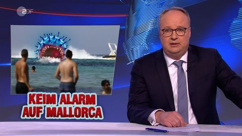 Oliver Welke sitzt im Studio der Heute-Show in Köln und schaut in die Kamera