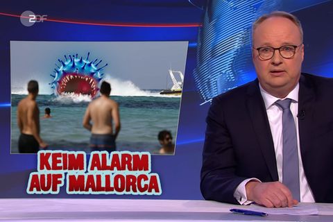 Oliver Welke sitzt im Studio der Heute-Show in Köln und schaut in die Kamera