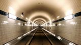 Der Alte Elbtunnel ist nicht nur schön anzusehen, an heißen Tagen ist es hier auch angenehm kühl.