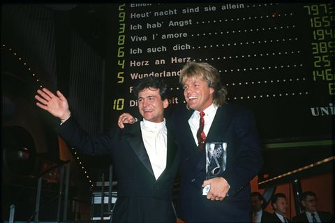 Nino de Angelo und Dieter Bohlen stehen im Deutschen Theater in München und winken in die Kamera