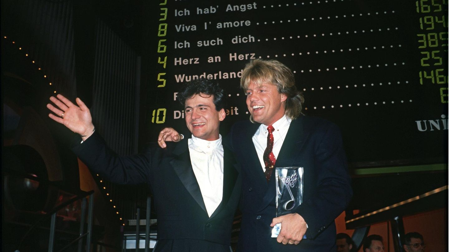 Nino de Angelo und Dieter Bohlen stehen im Deutschen Theater in München und winken in die Kamera