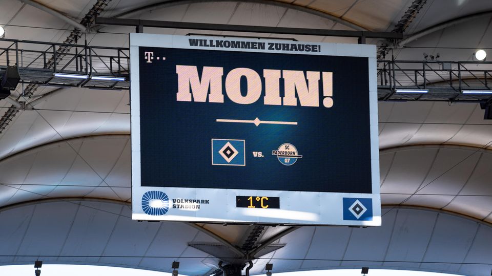Anzeigetafel im Hamburger Volksparkstadion mit norddeutscher Begrüßung der Zuschauer