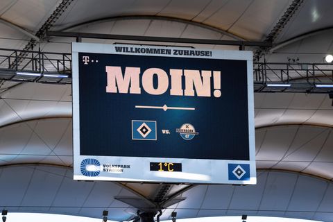 Anzeigetafel im Hamburger Volksparkstadion mit norddeutscher Begrüßung der Zuschauer