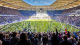 Das Volksparkstadion aus der Zuschauerperspektive. 57.000 Zuschauer*innen finden in der Arena Platz.