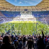 Das Volksparkstadion aus der Zuschauerperspektive. 57.000 Zuschauer*innen finden in der Arena Platz.