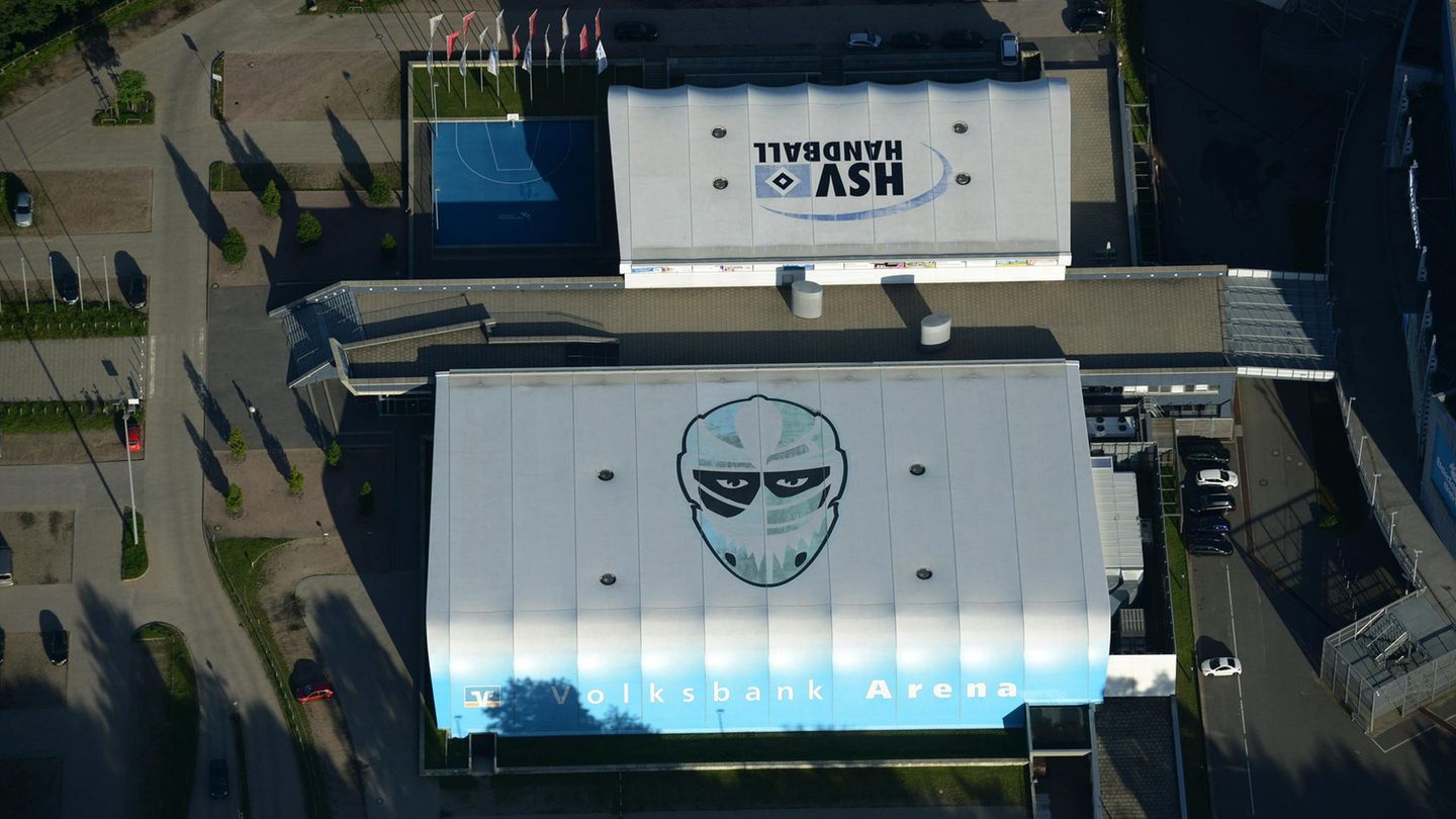 Die Hamburg Freezers und der damals noch in der 1. Bundesliga spielende HSV Handball teilten sich bis 2016 die Volksbank Arena zum Trainieren. Sie hatten hier früher ihre Geschäftsstellen und offizielle Fanshops, wobei der HSVH hier immer noch ansässig ist.
