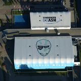 Die Hamburg Freezers und der damals noch in der 1. Bundesliga spielende HSV Handball teilten sich bis 2016 die Volksbank Arena zum Trainieren. Sie hatten hier früher ihre Geschäftsstellen und offizielle Fanshops, wobei der HSVH hier immer noch ansässig ist.