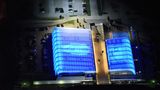Hamburg Freezers: Nachts wurde die Arena oft in den Farben der Vereine beleuchtet und die Logos schimmerten an der Decke der Arena durch.