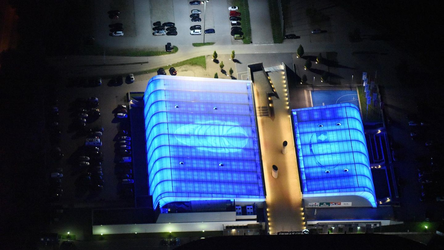 Hamburg Freezers: Nachts wurde die Arena oft in den Farben der Vereine beleuchtet und die Logos schimmerten an der Decke der Arena durch.