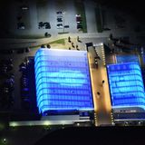 Hamburg Freezers: Nachts wurde die Arena oft in den Farben der Vereine beleuchtet und die Logos schimmerten an der Decke der Arena durch.