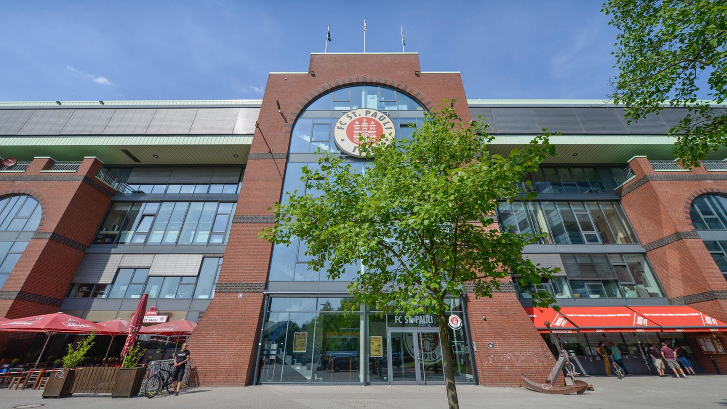 Millerntor: Die Südseite des Millerntorstadions am Harald-Stender Platz 1