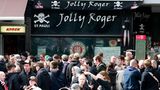 Jolly Roger – die Kneipe ist benannt nach dem Totenkopf-Logo des FC St. Pauli. Nur wenige Gehminuten vom Millerntor entfernt können die Fans der Kiezkicker hier feiern.