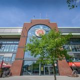 Der Südeingang zum Millerntor: Hier befinden sich auch eine Bar, ein Ticketschalter und ein Fanshop.