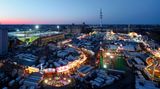 Das  Stadion St. Pauli im Flutlicht: Auf dem Heiligengeistfeld vor dem Millerntor findet drei Mal im Jahr die berühmte Jahrmarkt, der Hamburger Dom statt.