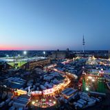 Das  Stadion St. Pauli im Flutlicht: Auf dem Heiligengeistfeld vor dem Millerntor findet drei Mal im Jahr die berühmte Jahrmarkt, der Hamburger Dom statt.