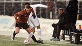 In der Saison 2010/2011 spielte der FC. St. Pauli zum letzten Mal erstklassig. Hier eine Szene aus der Bundesligapartie gegen den FSV Mainz 05: Der Hamburger Ruwen Hennings (l) im Zweikampf mit dem Mainzer Marco Caligiuri.
