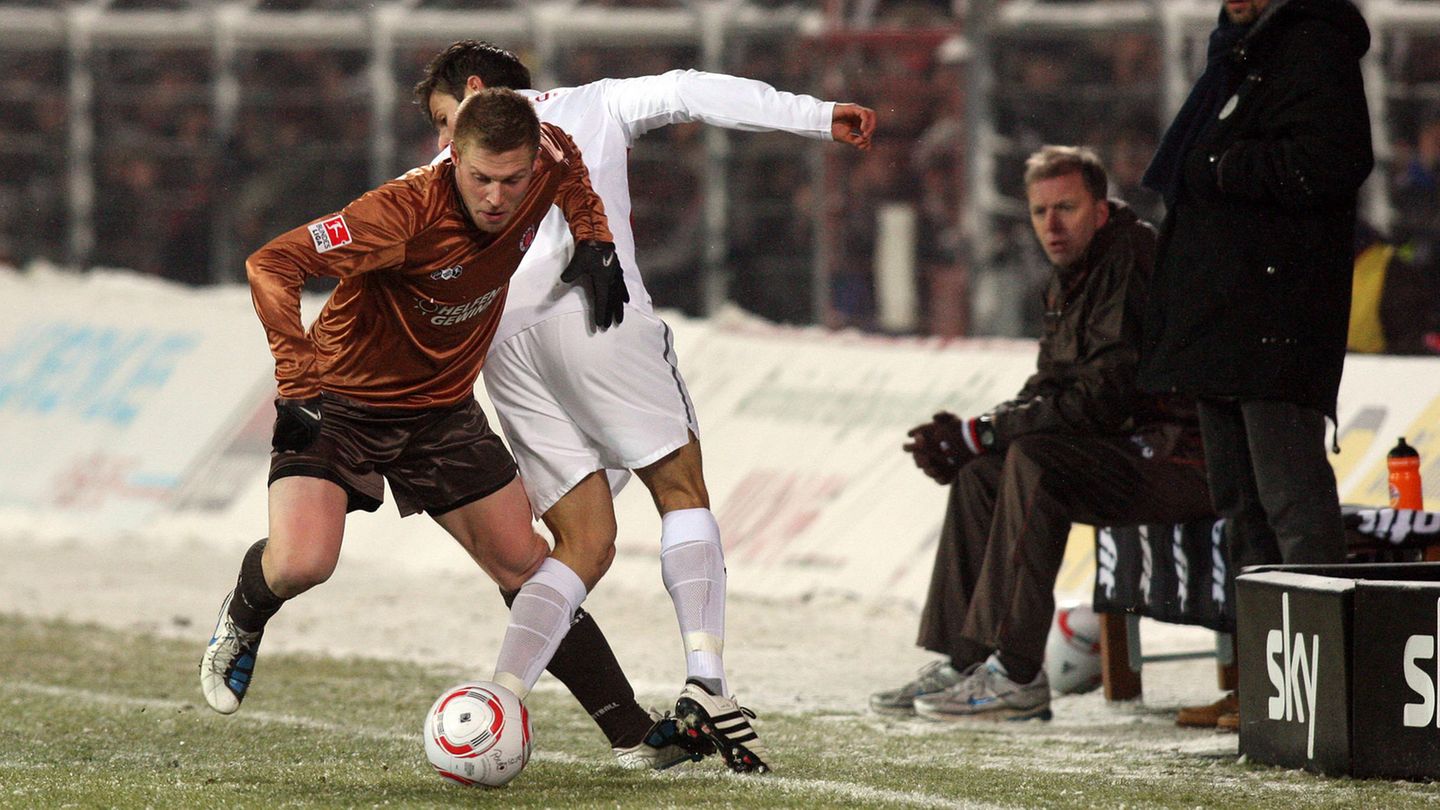 In der Saison 2010/2011 spielte der FC. St. Pauli zum letzten Mal erstklassig. Hier eine Szene aus der Bundesligapartie gegen den FSV Mainz 05: Der Hamburger Ruwen Hennings (l) im Zweikampf mit dem Mainzer Marco Caligiuri.