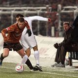 In der Saison 2010/2011 spielte der FC. St. Pauli zum letzten Mal erstklassig. Hier eine Szene aus der Bundesligapartie gegen den FSV Mainz 05: Der Hamburger Ruwen Hennings (l) im Zweikampf mit dem Mainzer Marco Caligiuri.