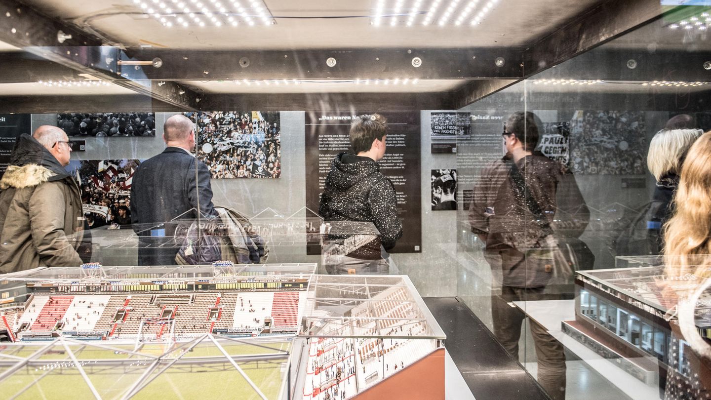 Das von Fans initiierte FC. St Pauli-Museum befindet sich innerhalb der östlich gelegenen Gegengerade. An Spieltagen oder bei Veranstaltungen findet man im Foyer des Museums eine ehrenamtlich bewirtete Weinbar