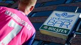 Die UnabsteigBAR an der S-Bahn-Station Stellingen ist HSV-Revier. An Heimspieltagen pilgern von hier aus Tausende Fans in Richtung Volksparkstadion.