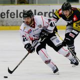 Die Crocodiles Hamburg spielen in der Oberliga Nord, der dritthöchsten deutschen Spielklasse im Eishockeysport. Das Bild zeigt einen Zweikampf zwischen Michael Bezouska (Crocodiles Hamburg) und Adam Kiedewicz (Krefelder SV) in der Saison 2020/2021.