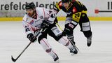 Die Crocodiles Hamburg spielen in der Oberliga Nord, der dritthöchsten deutschen Spielklasse im Eishockeysport. Das Bild zeigt einen Zweikampf zwischen Michael Bezouska (Crocodiles Hamburg) und Adam Kiedewicz (Krefelder SV) in der Saison 2020/2021.
