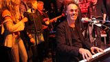 Der Entertainer Hugo Egon Balder (am Klavier) ist Mitinhaber im Zwick St. Pauli. Regelmäßig finden in dem Rock ‘n‘ Roll-Lokal Live-Konzerte statt.
