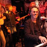 Der Entertainer Hugo Egon Balder (am Klavier) ist Mitinhaber im Zwick St. Pauli. Regelmäßig finden in dem Rock ‘n‘ Roll-Lokal Live-Konzerte statt.