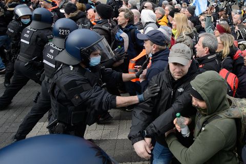 Hessen, Kassel: Einsatzkräfte der Polizei sind bei einer Kundgebung unter dem Motto "Freie Bürger Kassel - Grundrechte und Demokratie" im Einsatz