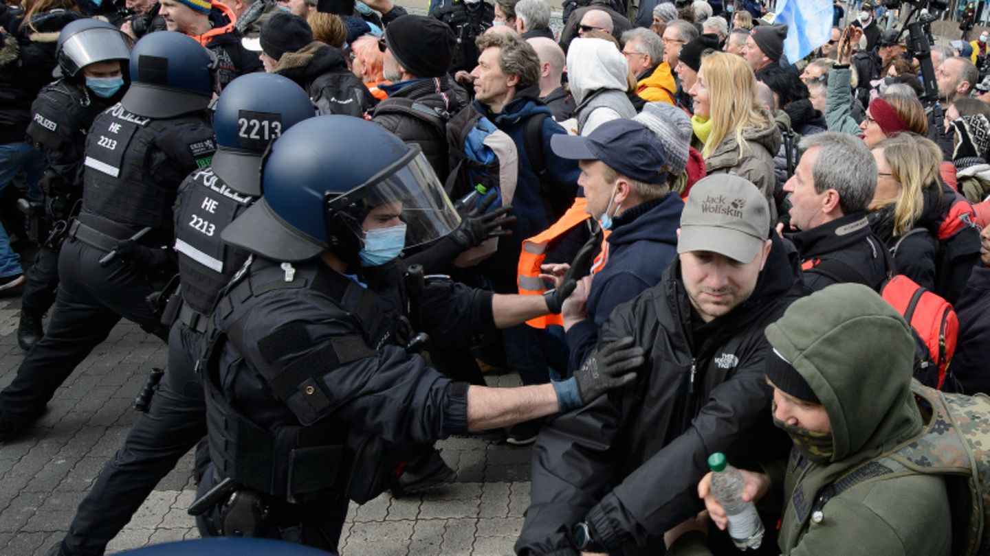 20 000 Teilnehmer Gewalt Bei Demo Gegen Corona Massnahmen In Kassel Stern De