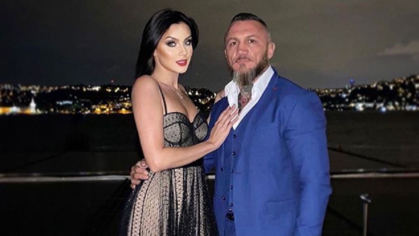 Nathalie Volk und Timur Akbulut posieren vor der Kulisse des nächtlichen Istanbul für die Kamera