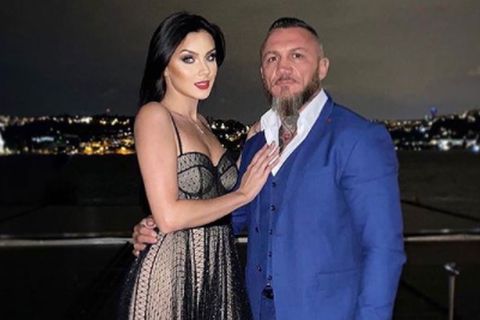 Nathalie Volk und Timur Akbulut posieren vor der Kulisse des nächtlichen Istanbul für die Kamera