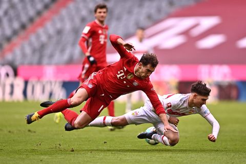 Leon Goretzka von Bayern München (links) und und Mateo Klimowicz im Tiefflug