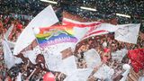 Wenn die Spieler zu AC/DCs "Hells Bells”" einlaufen, schwenken die Fans des FC. St. Pauli die Fahnen.