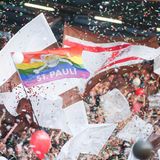 Wenn die Spieler zu AC/DCs "Hells Bells”" einlaufen, schwenken die Fans des FC. St. Pauli die Fahnen.