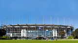 Das Volksparkstadion von außen. Die Fahnen mit der Raute machen klar: Hier spielt der HSV.
