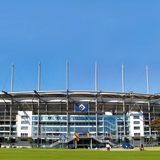 Das Volksparkstadion von außen. Die Fahnen mit der Raute machen klar: Hier spielt der HSV.