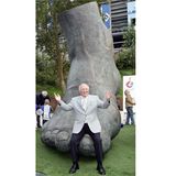 Uwe Seeler ist der wohl berühmteste HSV-Spieler. Hier ist er bei der Enthüllung seines Denkmals im Schatten des Volksparks zu sehen.